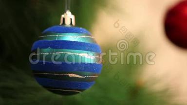 蓝球在圣诞树上摇摆